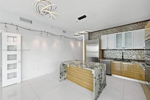 Condo in Miami, Florida, 2 bedrooms  № 1922003 - photo 15