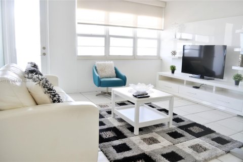 Condominio en Miami Beach, Florida, 1 dormitorio  № 2016131