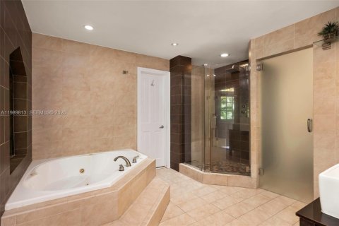 House in Coral Gables, Florida 4 bedrooms, 295.34 sq.m. № 2074323 - photo 28
