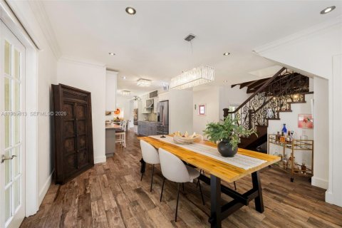 House in Coral Gables, Florida 4 bedrooms, 295.34 sq.m. № 2074323 - photo 14