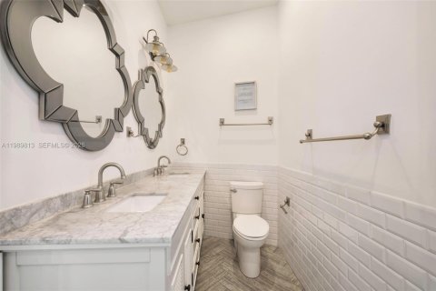 House in Coral Gables, Florida 4 bedrooms, 295.34 sq.m. № 2074323 - photo 24