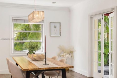 House in Coral Gables, Florida 4 bedrooms, 295.34 sq.m. № 2074323 - photo 13