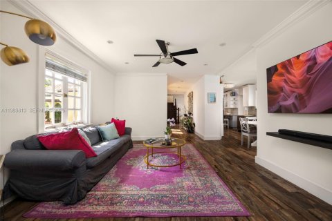 House in Coral Gables, Florida 4 bedrooms, 295.34 sq.m. № 2074323 - photo 9