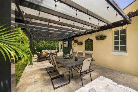 House in Coral Gables, Florida 4 bedrooms, 295.34 sq.m. № 2074323 - photo 30