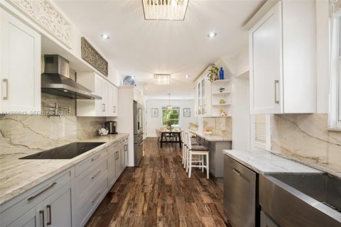 House in Coral Gables, Florida 4 bedrooms, 295.34 sq.m. № 2074323 - photo 12