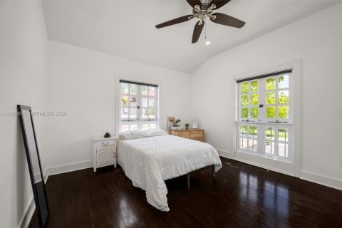 House in Coral Gables, Florida 4 bedrooms, 295.34 sq.m. № 2074323 - photo 19
