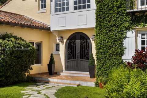 House in Coral Gables, Florida 4 bedrooms, 295.34 sq.m. № 2074323 - photo 4