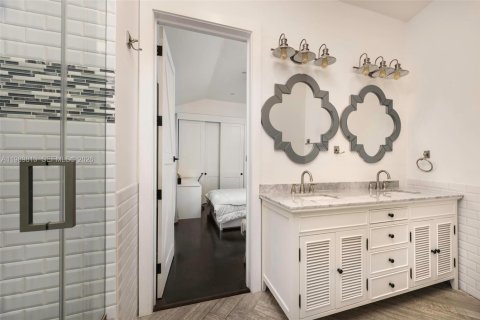 House in Coral Gables, Florida 4 bedrooms, 295.34 sq.m. № 2074323 - photo 23