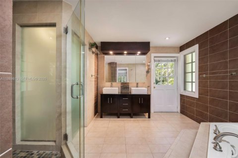 House in Coral Gables, Florida 4 bedrooms, 295.34 sq.m. № 2074323 - photo 27