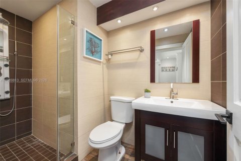 House in Coral Gables, Florida 4 bedrooms, 295.34 sq.m. № 2074323 - photo 26