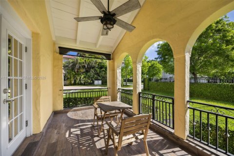 House in Coral Gables, Florida 4 bedrooms, 295.34 sq.m. № 2074323 - photo 5