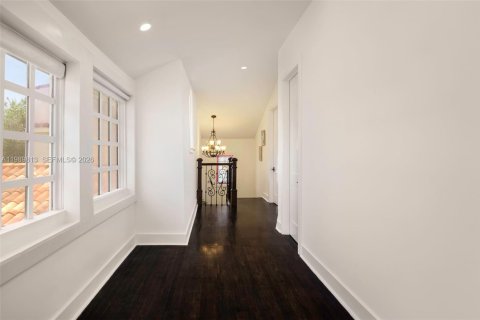 House in Coral Gables, Florida 4 bedrooms, 295.34 sq.m. № 2074323 - photo 16