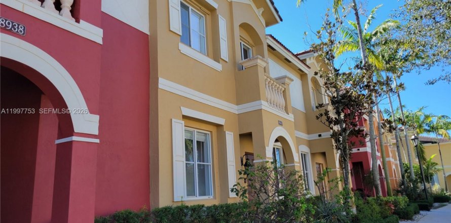 Townhouse in Miramar, Florida 3 bedrooms, 139.63 sq.m. № 2059563