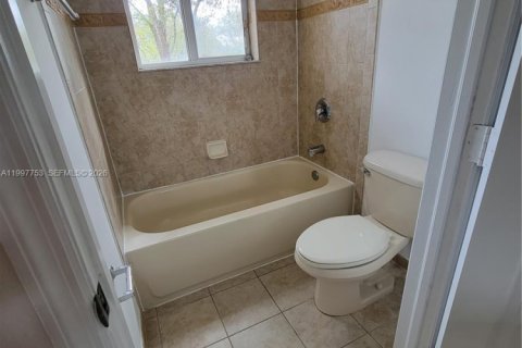 Townhouse in Miramar, Florida 3 bedrooms, 139.63 sq.m. № 2059563 - photo 17