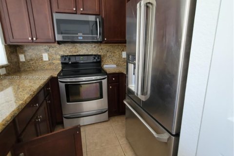 Townhouse in Miramar, Florida 3 bedrooms, 139.63 sq.m. № 2059563 - photo 6