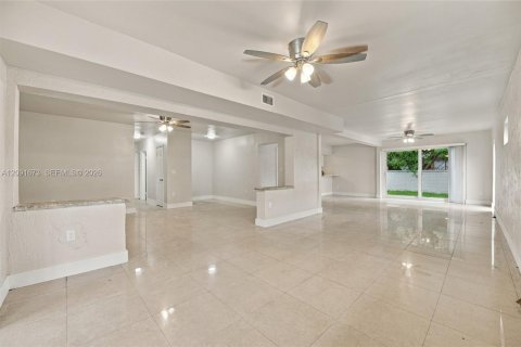 Casa en venta en Miami Gardens, Florida, 4 dormitorios, 256.87 m2 № 2384879 - foto 13