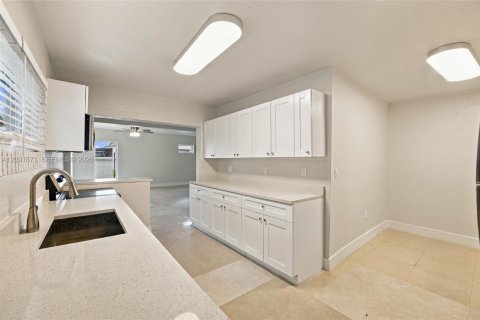 Casa en venta en Miami Gardens, Florida, 4 dormitorios, 256.87 m2 № 2384879 - foto 23