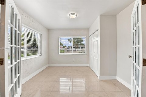 Casa en venta en Miami Gardens, Florida, 4 dormitorios, 256.87 m2 № 2384879 - foto 17