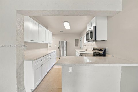 Casa en venta en Miami Gardens, Florida, 4 dormitorios, 256.87 m2 № 2384879 - foto 19