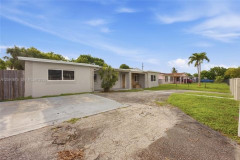 Casa en venta en Miami Gardens, Florida, 4 dormitorios, 256.87 m2 № 2384879 - foto 2