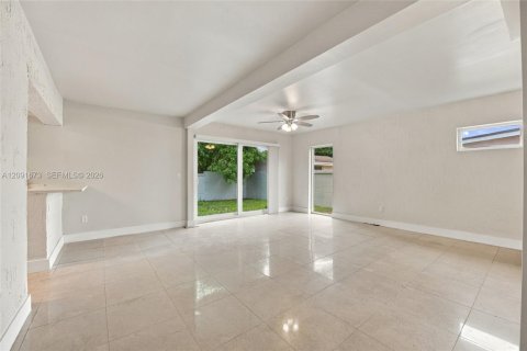 Casa en venta en Miami Gardens, Florida, 4 dormitorios, 256.87 m2 № 2384879 - foto 16