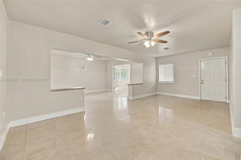Casa en venta en Miami Gardens, Florida, 4 dormitorios, 256.87 m2 № 2384879 - foto 6