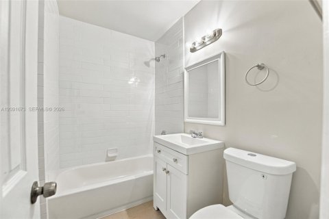 Casa en venta en Miami Gardens, Florida, 4 dormitorios, 256.87 m2 № 2384879 - foto 28