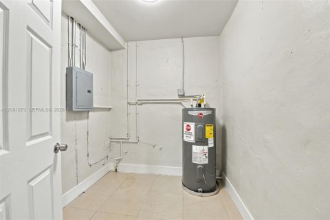 Casa en venta en Miami Gardens, Florida, 4 dormitorios, 256.87 m2 № 2384879 - foto 27