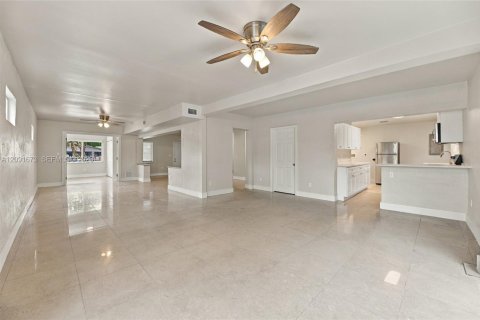 Casa en venta en Miami Gardens, Florida, 4 dormitorios, 256.87 m2 № 2384879 - foto 14