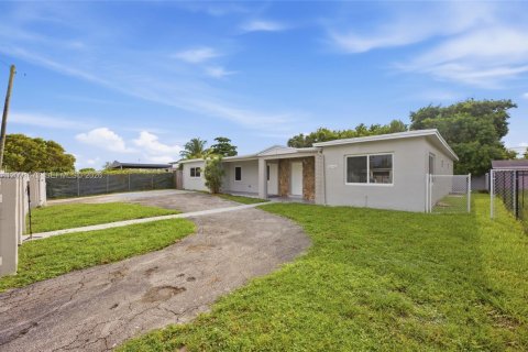 Casa en venta en Miami Gardens, Florida, 4 dormitorios, 256.87 m2 № 2384879 - foto 3