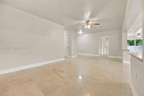 Casa en venta en Miami Gardens, Florida, 4 dormitorios, 256.87 m2 № 2384879 - foto 10