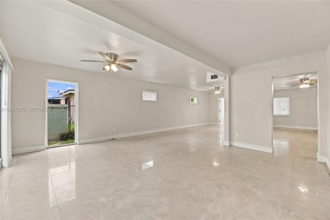 Casa en venta en Miami Gardens, Florida, 4 dormitorios, 256.87 m2 № 2384879 - foto 15