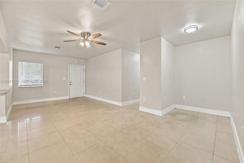 Casa en venta en Miami Gardens, Florida, 4 dormitorios, 256.87 m2 № 2384879 - foto 7