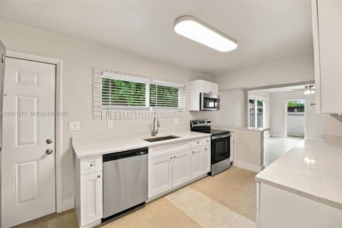 Casa en venta en Miami Gardens, Florida, 4 dormitorios, 256.87 m2 № 2384879 - foto 24