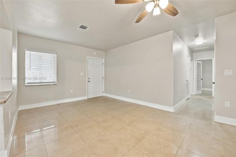 Casa en venta en Miami Gardens, Florida, 4 dormitorios, 256.87 m2 № 2384879 - foto 4