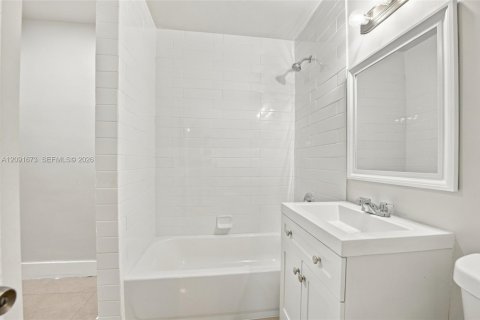 Casa en venta en Miami Gardens, Florida, 4 dormitorios, 256.87 m2 № 2384879 - foto 29