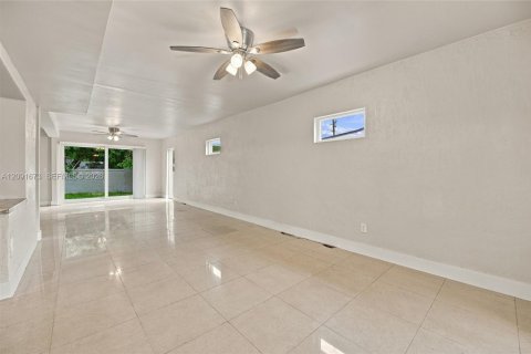 Casa en venta en Miami Gardens, Florida, 4 dormitorios, 256.87 m2 № 2384879 - foto 11