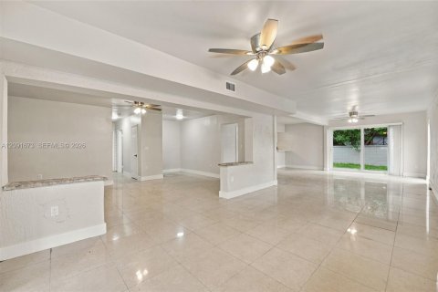 Casa en venta en Miami Gardens, Florida, 4 dormitorios, 256.87 m2 № 2384879 - foto 5