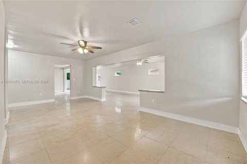 Casa en venta en Miami Gardens, Florida, 4 dormitorios, 256.87 m2 № 2384879 - foto 9