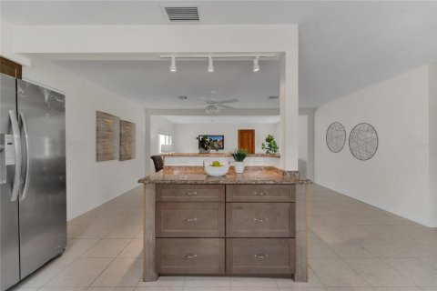 House in Palm Harbor, Florida 4 bedrooms, 140.47 sq.m. № 1833399 - photo 13