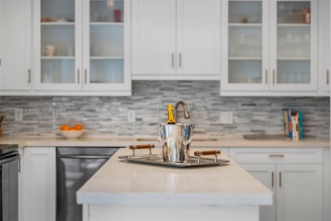 Casa en venta en Miami, Florida, 3 dormitorios, 135.27 m2 № 1934541 - foto 12