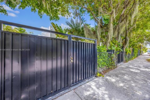 Casa en venta en Miami, Florida, 3 dormitorios, 135.27 m2 № 1934541 - foto 25