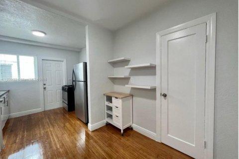 Apartamento en alquiler en Miami Beach, Florida, 2 dormitorios, 69.68 m2 № 1967906 - foto 1