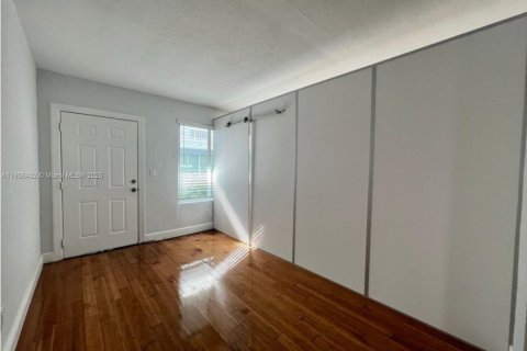 Apartamento en alquiler en Miami Beach, Florida, 2 dormitorios, 69.68 m2 № 1967906 - foto 3