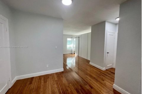 Apartamento en alquiler en Miami Beach, Florida, 2 dormitorios, 69.68 m2 № 1967906 - foto 2