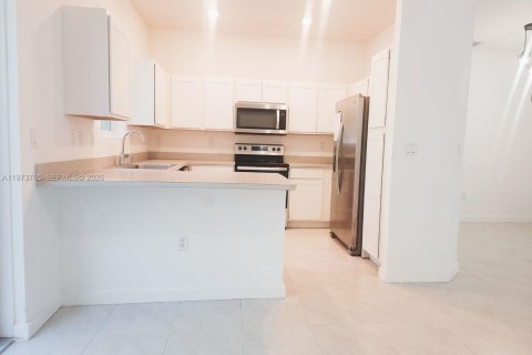 Townhouse in Miami Gardens, Florida 3 bedrooms, 141.58 sq.m. № 2033642 - photo 9