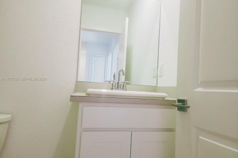Townhouse in Miami Gardens, Florida 3 bedrooms, 141.58 sq.m. № 2033642 - photo 24