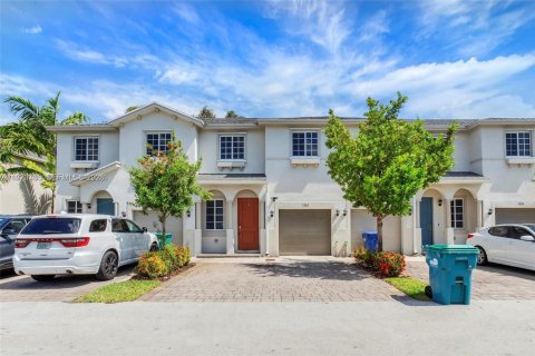 Townhouse in Miami Gardens, Florida 3 bedrooms, 141.58 sq.m. № 2033642 - photo 2