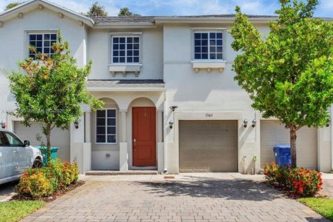 Townhouse in Miami Gardens, Florida 3 bedrooms, 141.58 sq.m. № 2033642