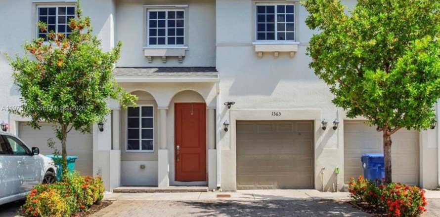 Townhouse in Miami Gardens, Florida 3 bedrooms, 141.58 sq.m. № 2033642